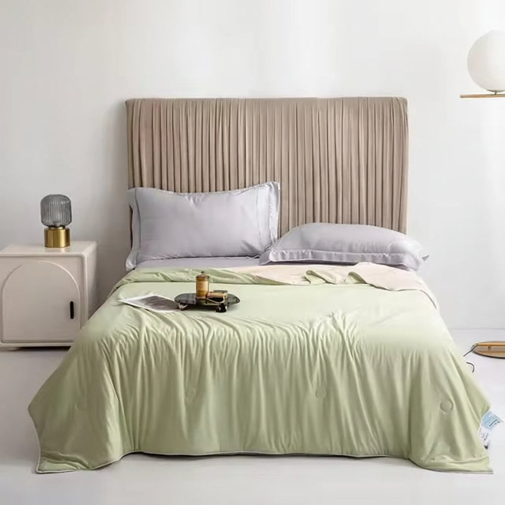 Cooling Blanket - Ultra-Soft, Lightweight Summer Comfort with Moisture-Wicking Tech
